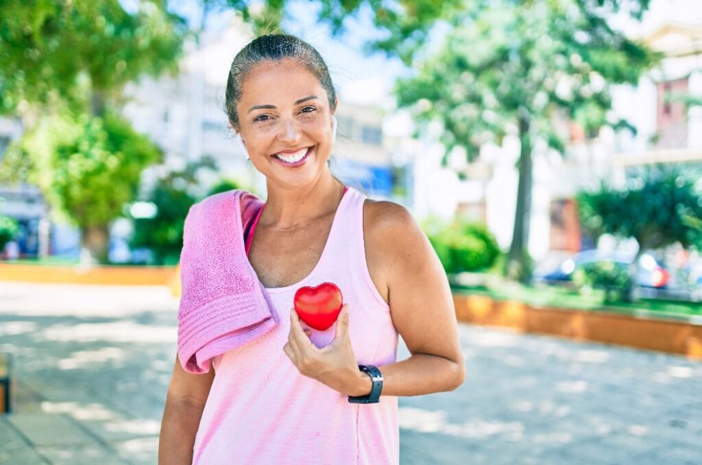 Sportlerin mittleren Alters lebt herzgesund