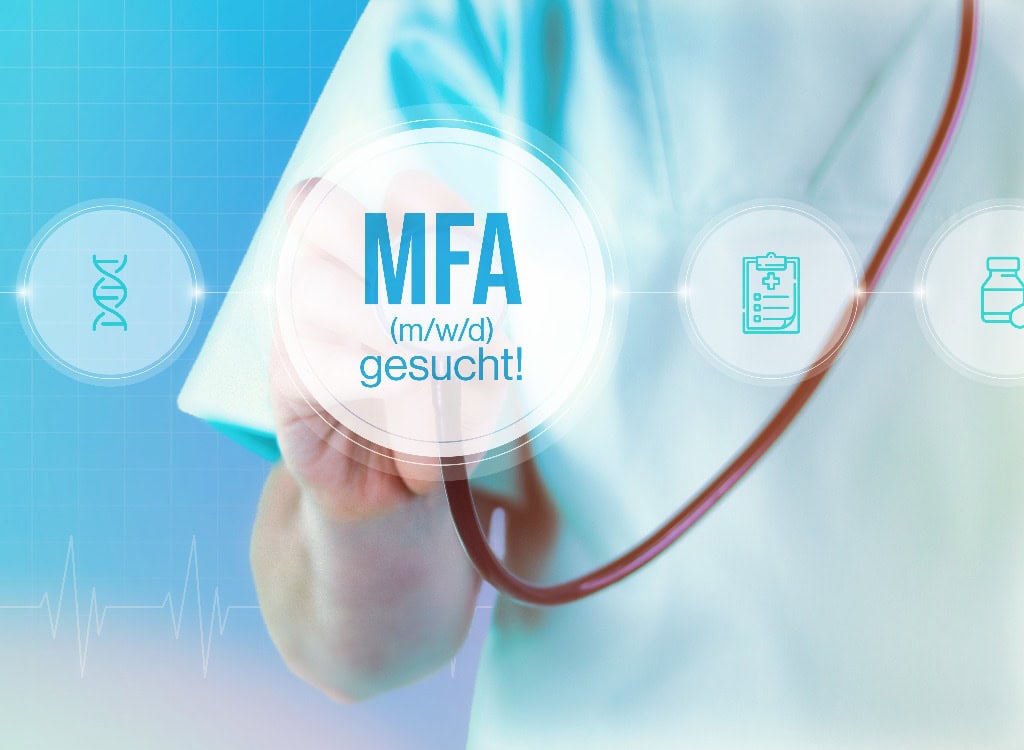 MFA (m/w/d) gesucht! Arzt mit Stethoskop im Fokus.